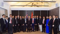 PM meets with Vietnamese businessmen, intellectuals in Australia