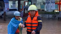Thai Nguyen Police help examinees amid flooding