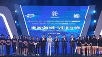 Hanoi students presented with 10,000 qualified helmets