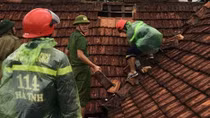 Central provinces’ police forces support local people in overcoming storm’s aftermath 
