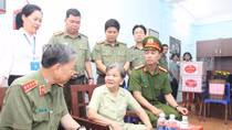 Minister To Lam visits and inquires after families of police martyrs