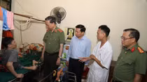 Minister To Lam inquires after sick and wounded soldiers at nursing center in Thuan Thanh
