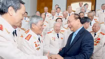 PM Nguyen Xuan Phuc meets public security war veterans 