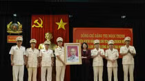 Vice State President visits Thai Nguyen police and Phu Son 4 Prison 