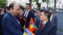 PM Nguyen Xuan Phuc meets overseas Vietnamese in Romania