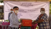 COVID-19 relief aid handed over to Vietnamese Cambodians
