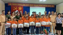 Hai Phong Traffic Police present gifts to children in Social Support Center