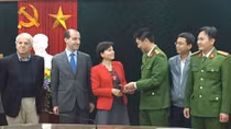 Hoan Kiem Police finds lost property for Italian Ambassador
