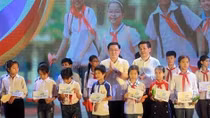 Deputy PM hands relief to needy students in Thai Binh