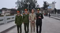 Vietnam returns fugitive to China