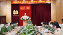 Deputy Minister Nguyen Van Son works with police forces in pandemic-hit areas