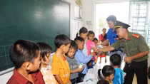 Youths of PSN and Cao Bang Police actively support flood-hit people