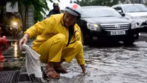 Downpour causes flooding, traffic congestion in HCM City
