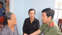 MPS leaders tribute to policy families in SocTrang