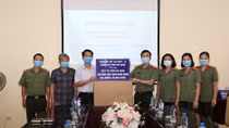 Ha Nam provincial police donate 20,000 facemasks to local medical workers 