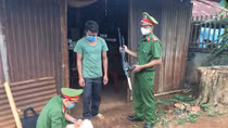 Police forces in Central Highlands mobilize people to surrender illegally-stored weapons 