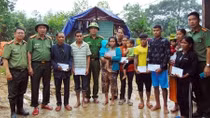 Charity delegation of CAND Newspaper supports flood-hit people in Quang Nam