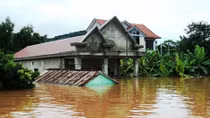 Quang Nam hands over flood-proof houses to affected families