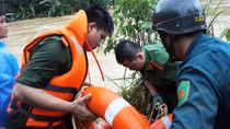 Tay Giang District Police support people in disaster relief 