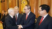 Party, State leader holds Tet meeting with senior officials, veteran revolutionaries
