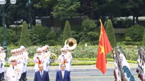 PM Nguyen Xuan Phuc hosts official welcome ceremony for Japanese counterpart