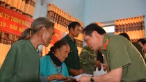 Public Security Newspaper presents gifts to poor people in Dak Nong