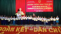 Vice President presents gifts to disadvantaged students
