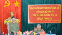 Deputy Minister Nguyen Van Son works with Gia Lai Police Department