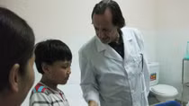 World-renowned surgeon shares experience at Viet Duc Hospital