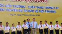 120 scholarships presented to poor students in Long An