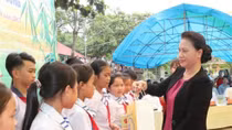 NA leader presents gifts to children in Tuyen Quang