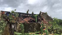 Ha Tinh police help local people overcome consequences of tornado