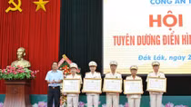 Dak Lak Provincial Police honor good examples in emulation movements