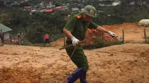 Lam Dong police helps local people overcome aftermath of flood