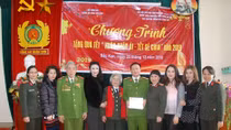 Information and Communications Department offers gifts to police officers in mountainous localities