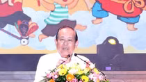 Deputy PM presents gifts to children ahead of Mid-Autumn Festival