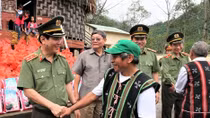 Public Security Newspaper presents gifts to Co Tu people in Da Nang