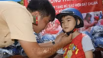 HCM City: more students wear helmets, but few helmets meet standards