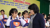 Vice President presents gifts to disadvantaged families, children