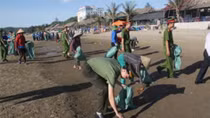 Young Thanh Hoa police officers join hands in leaning beaches