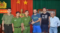 Ben Tre Police returns lost property to foreign tourists