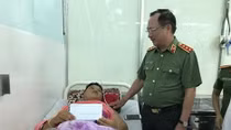 Deputy Minister Nguyen Van Thanh visits injured brave fighters