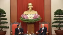 Vietnam’s Party Chief receives high-ranking delegation of Laos
