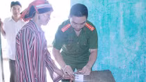 Ha Giang Police issue ID cards to people in remote areas