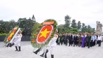 HCM City leaders pay tribute to war martyrs