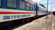Vietnam Railways installs automatic ticket gates at Hanoi and HCMC train stations