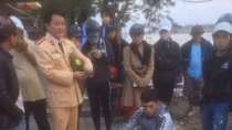Traffic police officers save drowning woman