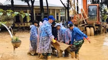 PM asks for drastic measures to deal with consequences of disasters, resume production