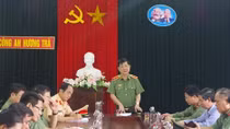Deputy Minister Nguyen Van Son works with Thua Thien Hue police on natural disaster relief