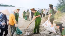 Youths of Quang Tri Provincial Police support disadvantaged people